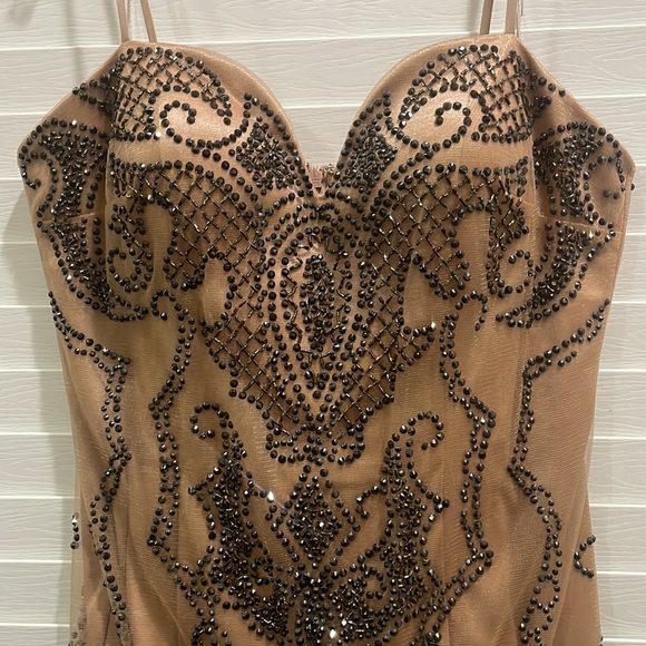 Short cocktail dress, size 11/12. Nude with black beading - Picture 3 of 5